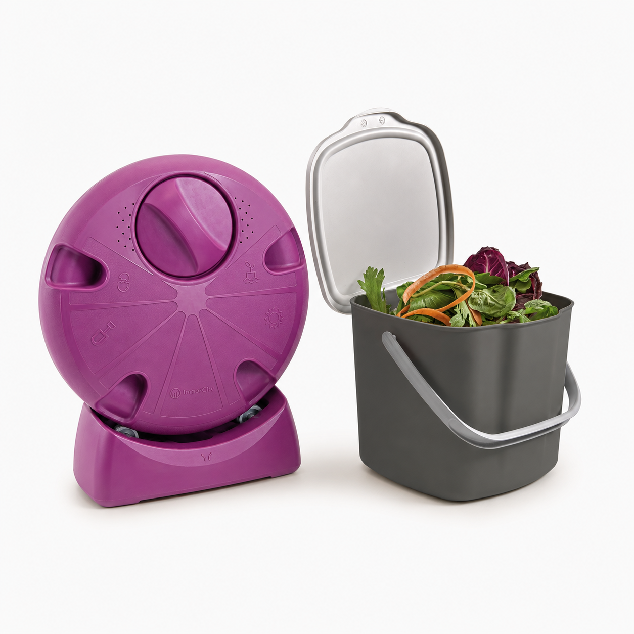 Compostador urbano púrpura Impakcity junto a cubo orgánico gris con residuos vegetales.